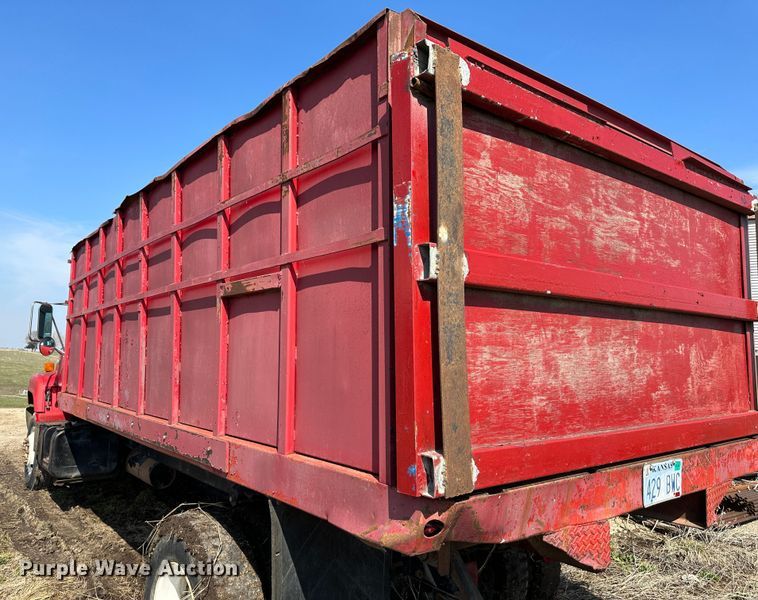 image for item DR5108 1995 GMC TopKick C6500  grain truck