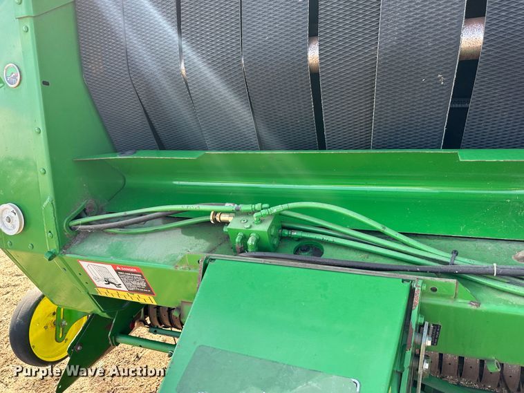image for item DR5112 2004 John Deere 567  round baler