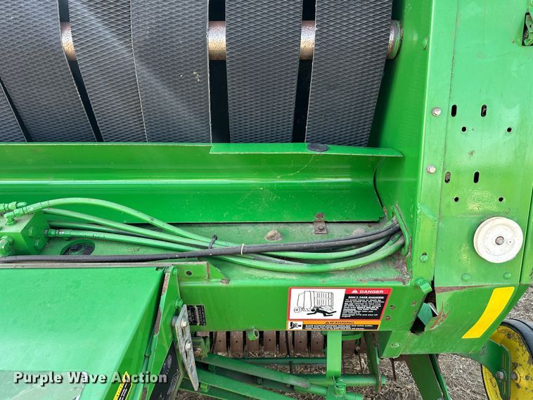 image for item DR5112 2004 John Deere 567  round baler