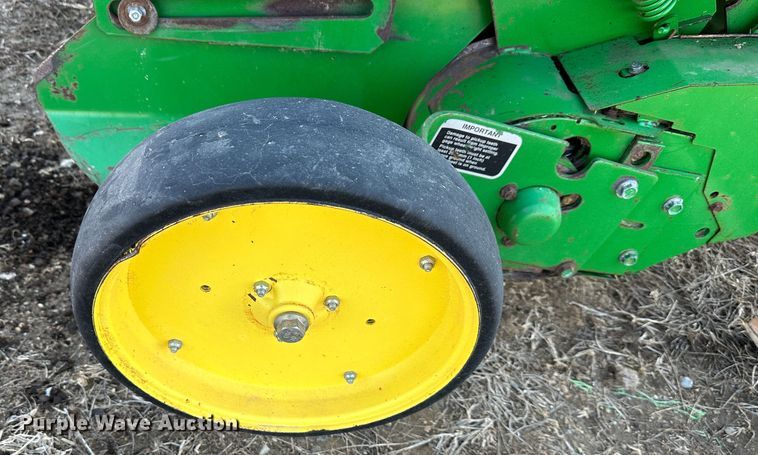 image for item DR5112 2004 John Deere 567  round baler