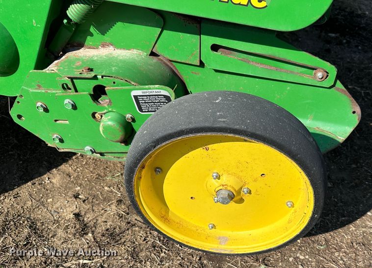 image for item DR5112 2004 John Deere 567  round baler