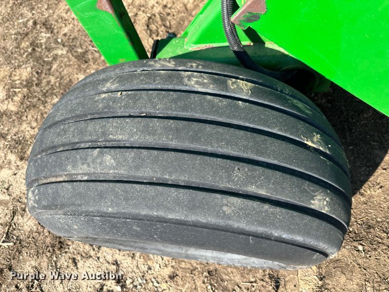 image for item DR5112 2004 John Deere 567  round baler