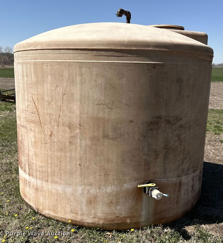 image for item DR5139 2,500 gallon poly tank