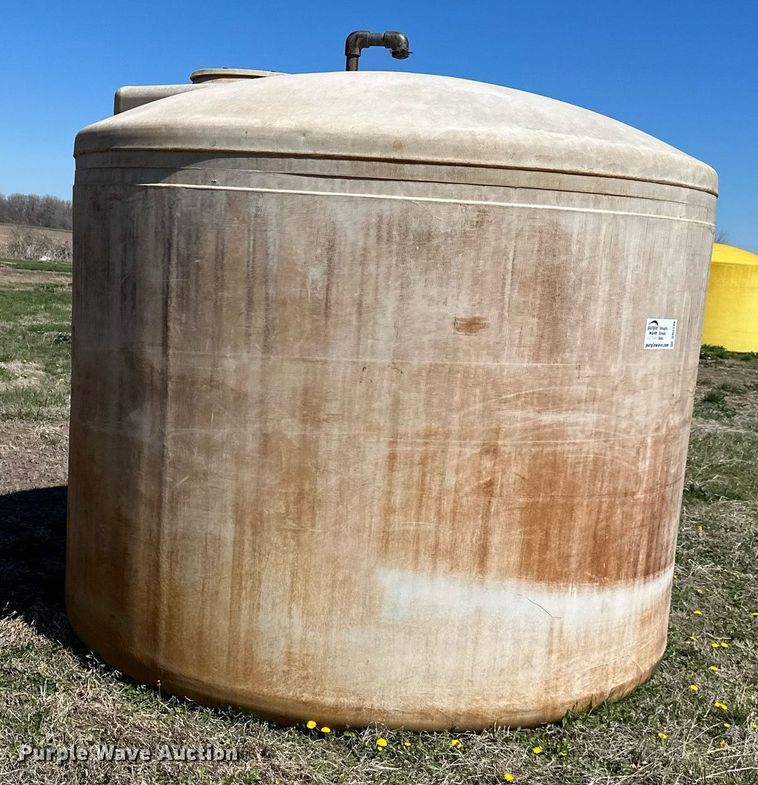 image for item DR5139 2,500 gallon poly tank