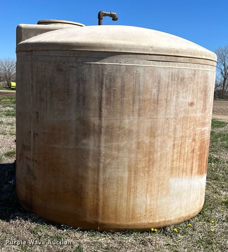 image for item DR5139 2,500 gallon poly tank