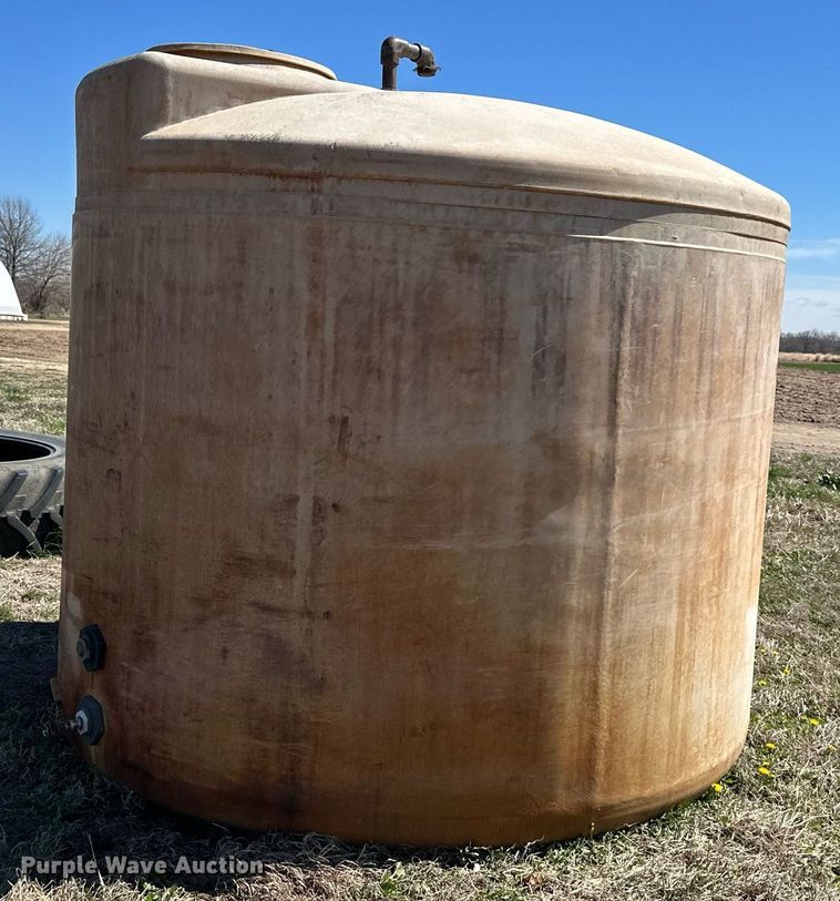 image for item DR5139 2,500 gallon poly tank