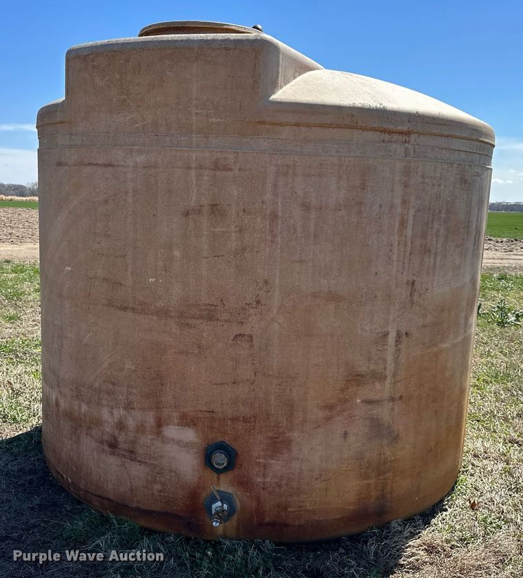 image for item DR5139 2,500 gallon poly tank