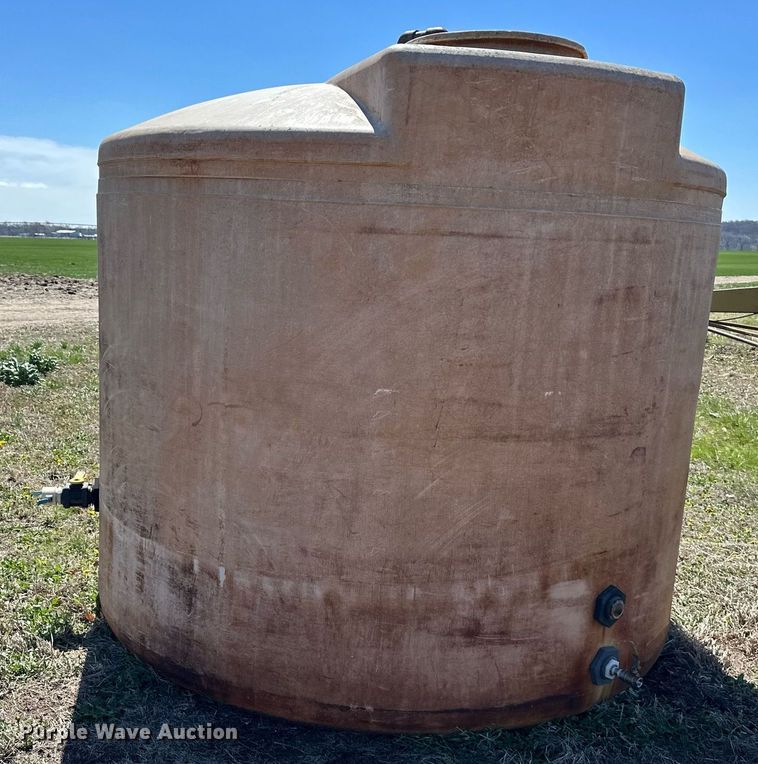 image for item DR5139 2,500 gallon poly tank