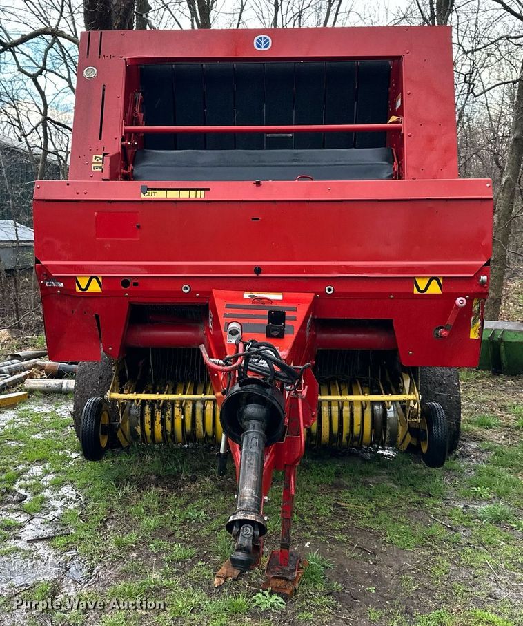 image for item DR5142 1999 New Holland 688  round baler