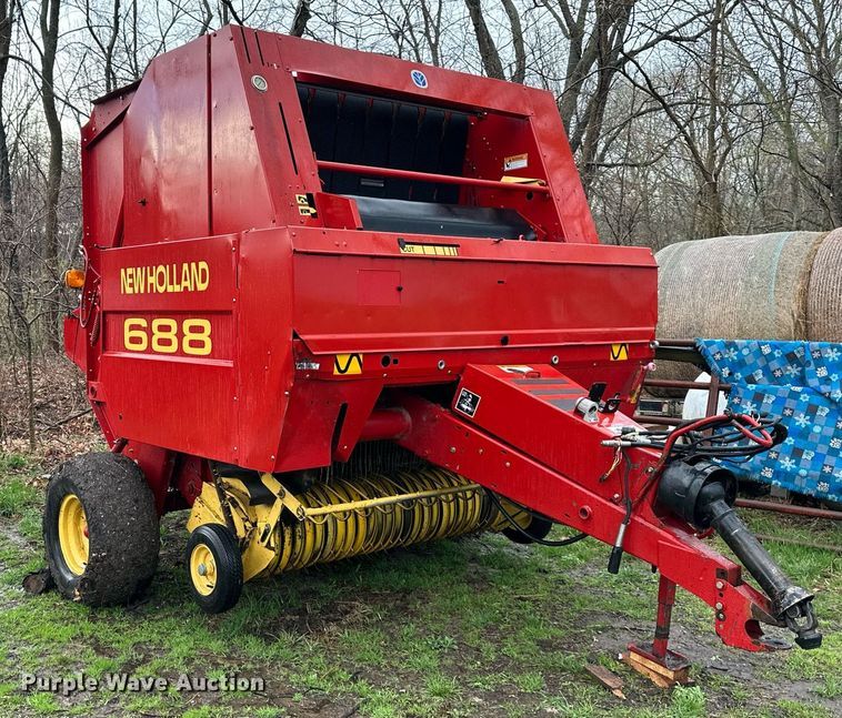 image for item DR5142 1999 New Holland 688  round baler