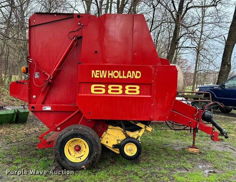 image for item DR5142 1999 New Holland 688  round baler