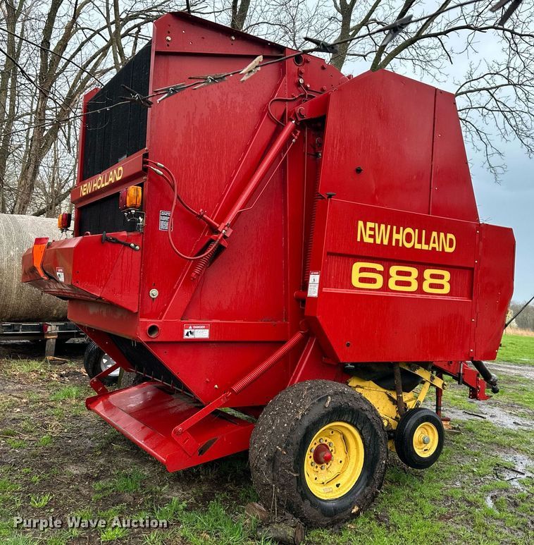 image for item DR5142 1999 New Holland 688  round baler