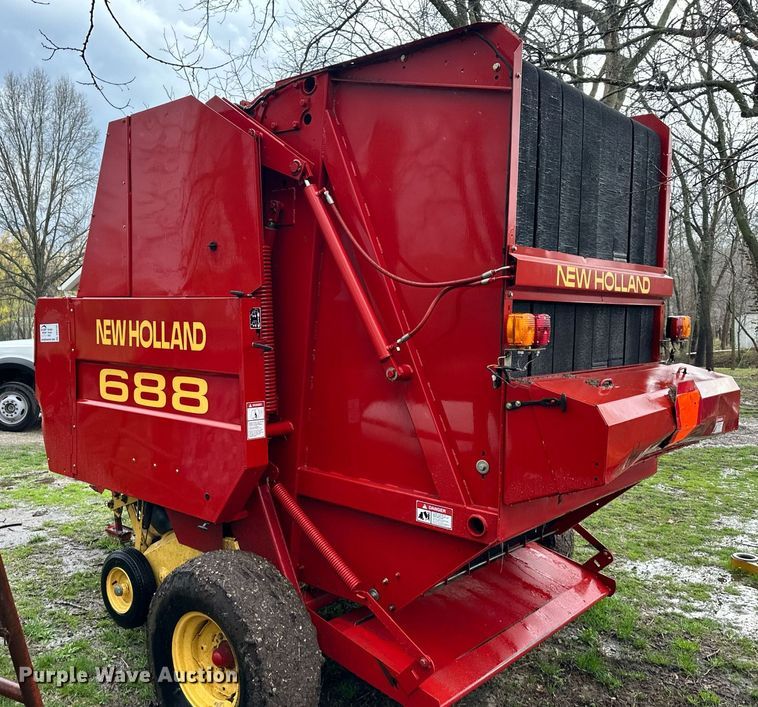 image for item DR5142 1999 New Holland 688  round baler