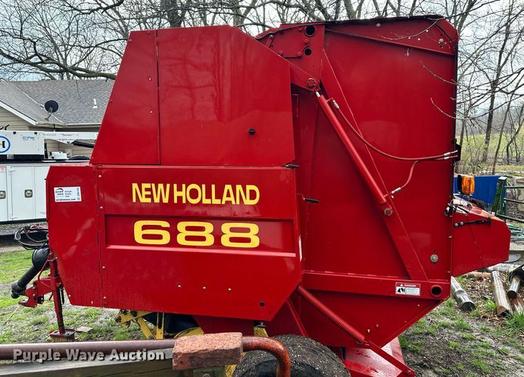 image for item DR5142 1999 New Holland 688  round baler