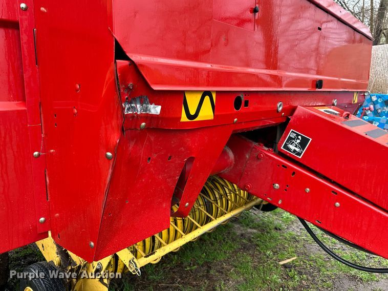 image for item DR5142 1999 New Holland 688  round baler
