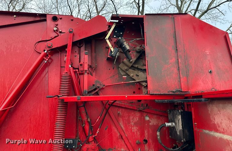 image for item DR5142 1999 New Holland 688  round baler