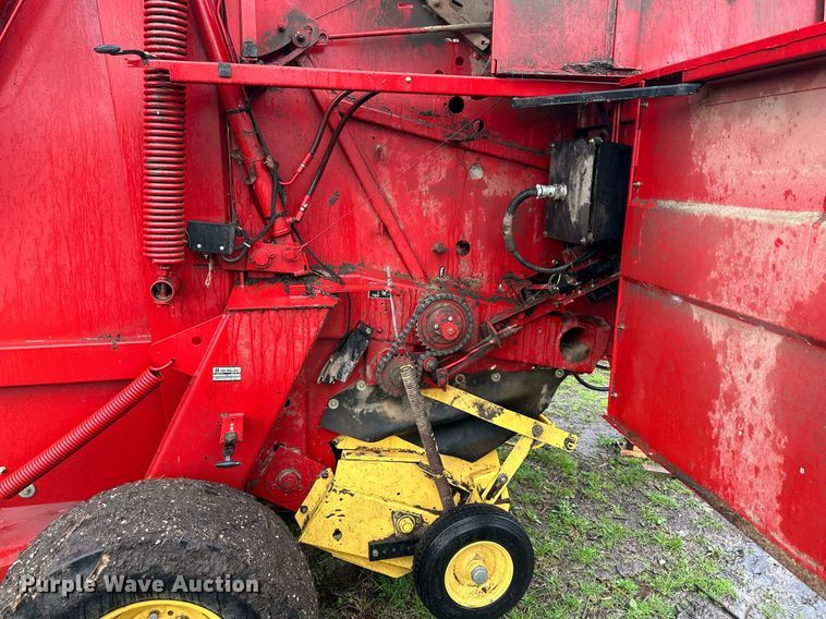 image for item DR5142 1999 New Holland 688  round baler