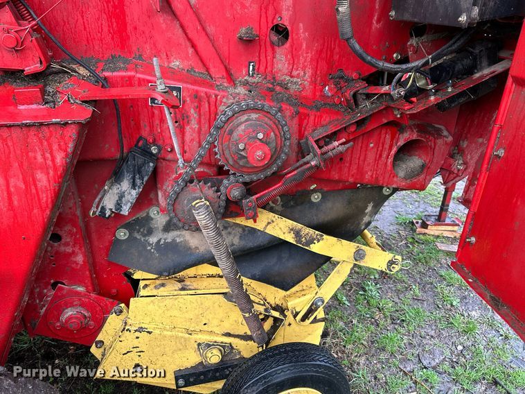 image for item DR5142 1999 New Holland 688  round baler