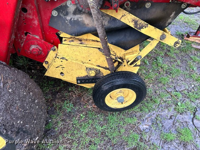 image for item DR5142 1999 New Holland 688  round baler