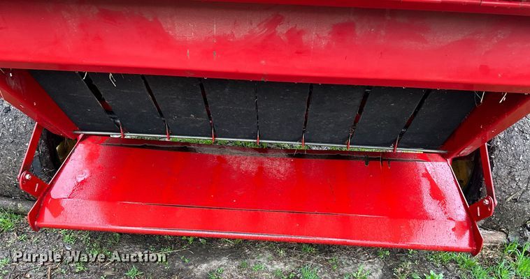 image for item DR5142 1999 New Holland 688  round baler