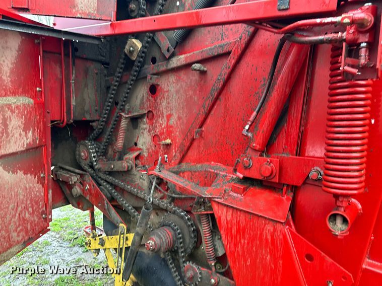 image for item DR5142 1999 New Holland 688  round baler