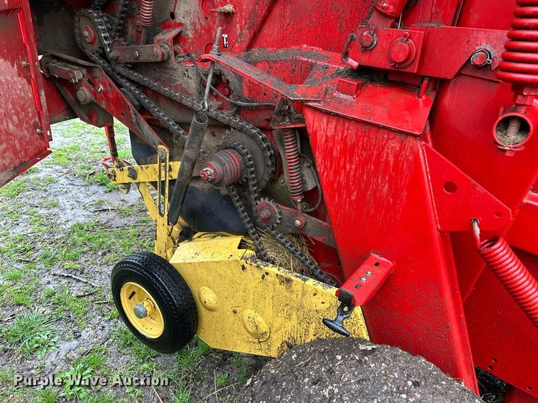 image for item DR5142 1999 New Holland 688  round baler