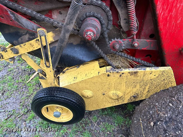 image for item DR5142 1999 New Holland 688  round baler