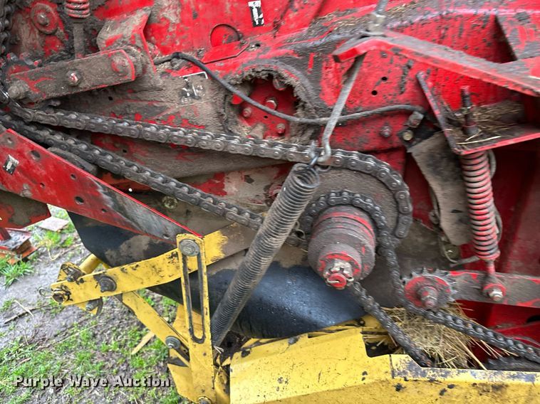 image for item DR5142 1999 New Holland 688  round baler