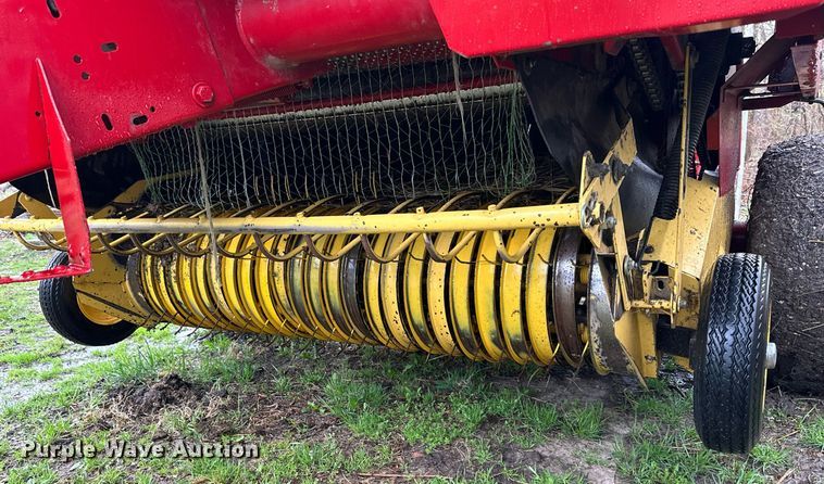 image for item DR5142 1999 New Holland 688  round baler