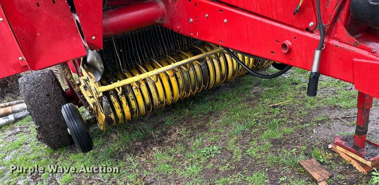 image for item DR5142 1999 New Holland 688  round baler