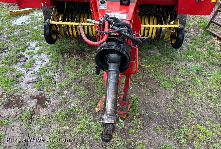 image for item DR5142 1999 New Holland 688  round baler