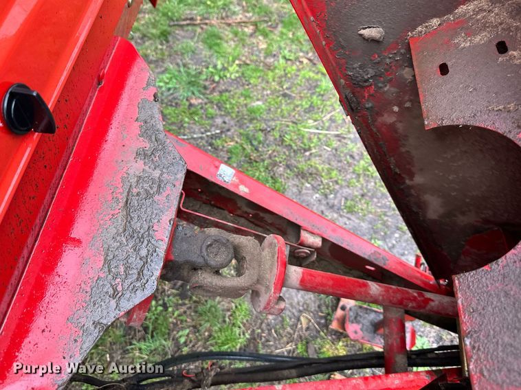 image for item DR5142 1999 New Holland 688  round baler