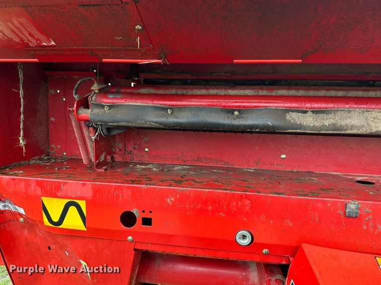 image for item DR5142 1999 New Holland 688  round baler