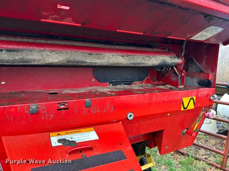 image for item DR5142 1999 New Holland 688  round baler