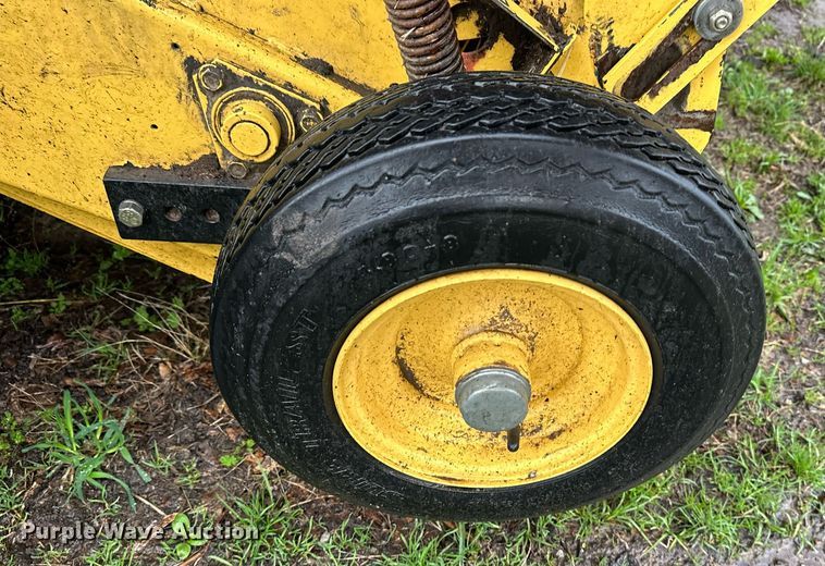 image for item DR5142 1999 New Holland 688  round baler