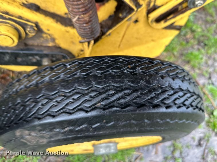 image for item DR5142 1999 New Holland 688  round baler