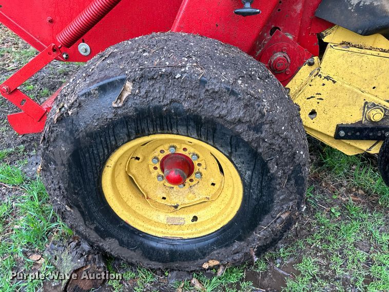 image for item DR5142 1999 New Holland 688  round baler