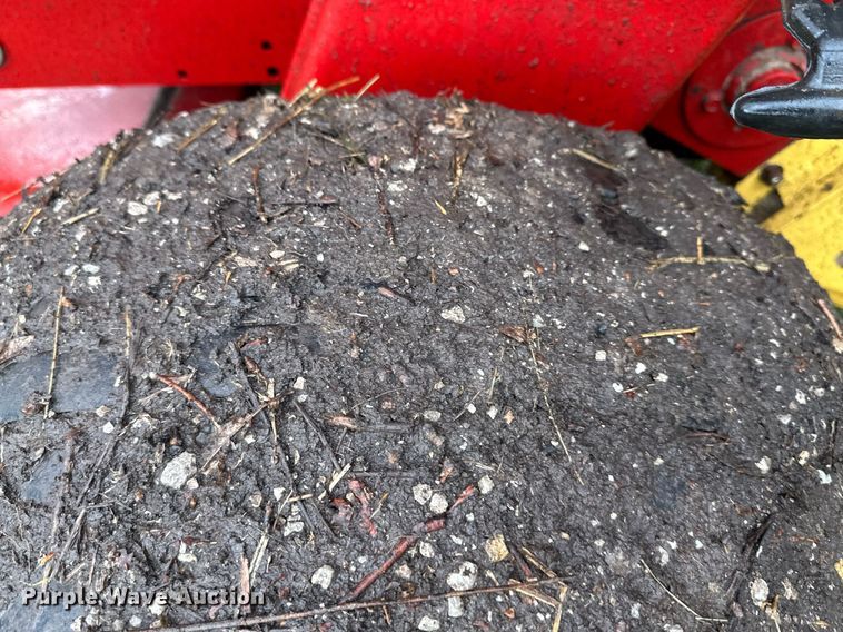 image for item DR5142 1999 New Holland 688  round baler