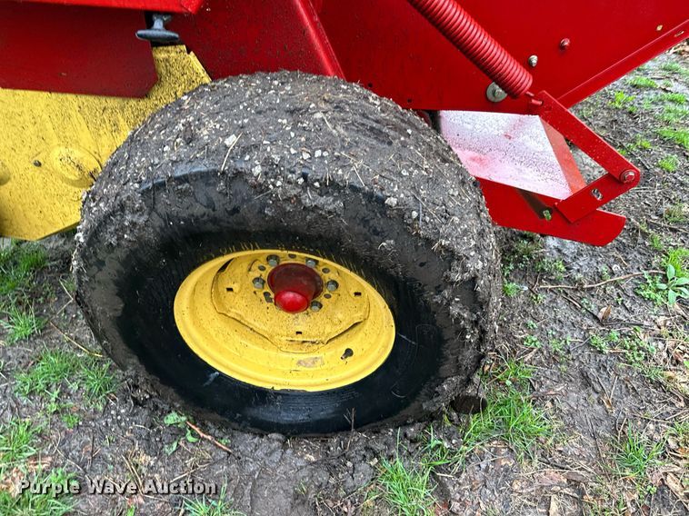 image for item DR5142 1999 New Holland 688  round baler