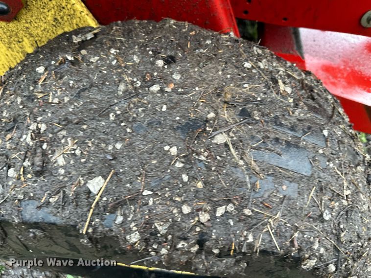 image for item DR5142 1999 New Holland 688  round baler