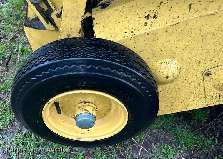 image for item DR5142 1999 New Holland 688  round baler