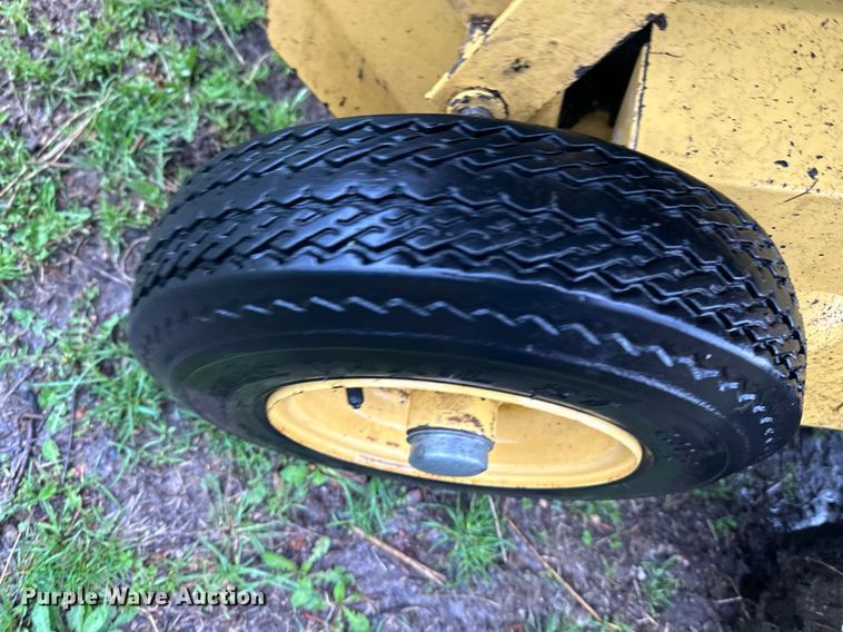 image for item DR5142 1999 New Holland 688  round baler