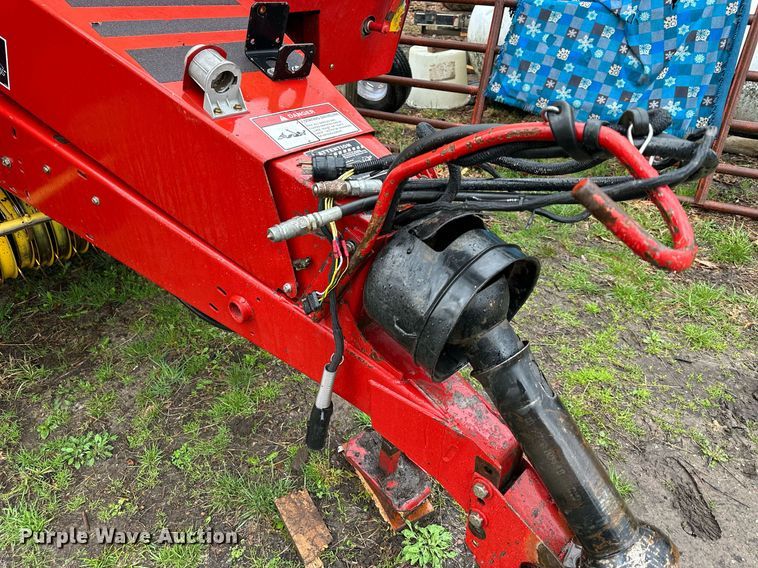 image for item DR5142 1999 New Holland 688  round baler