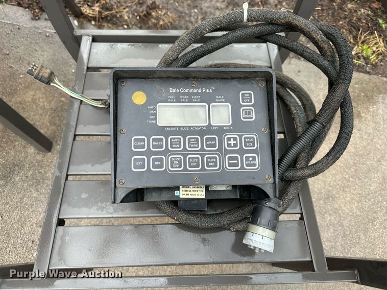 image for item DR5142 1999 New Holland 688  round baler