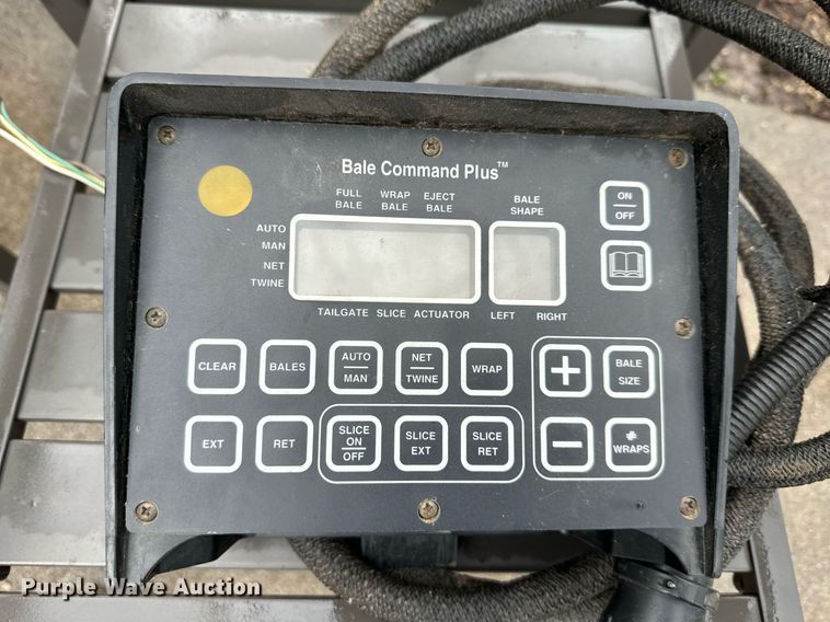 image for item DR5142 1999 New Holland 688  round baler