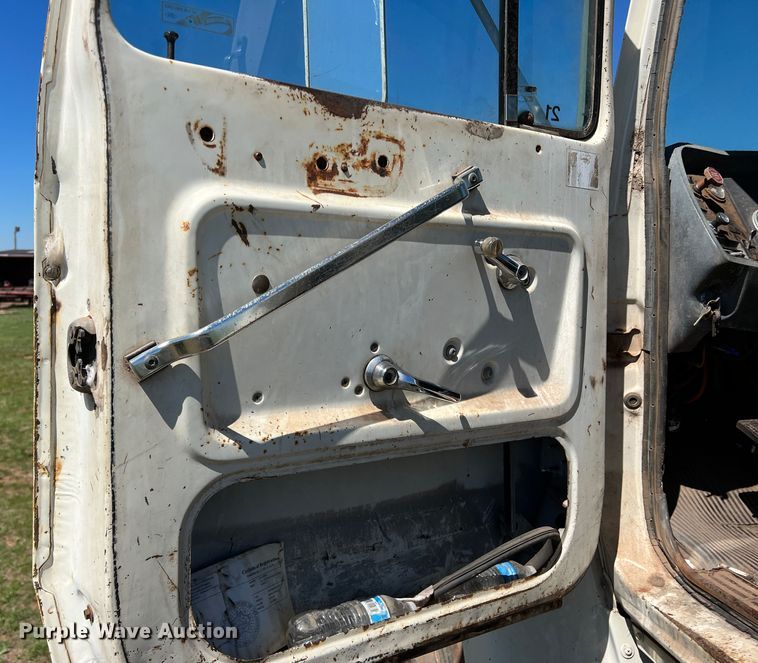 image for item DR5546 1986 Ford 9000  semi truck