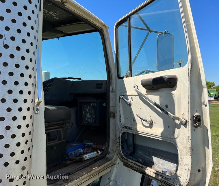 image for item DR5546 1986 Ford 9000  semi truck