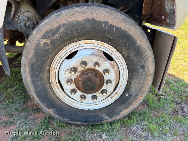 image for item DR5546 1986 Ford 9000  semi truck