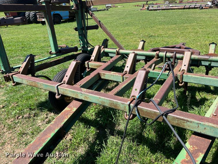 image for item DR5550 John Deere 1610  chisel