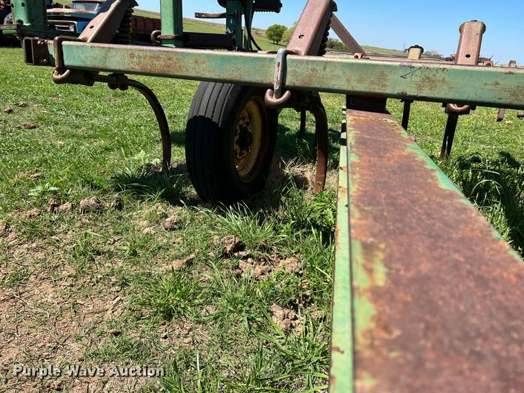 image for item DR5550 John Deere 1610  chisel